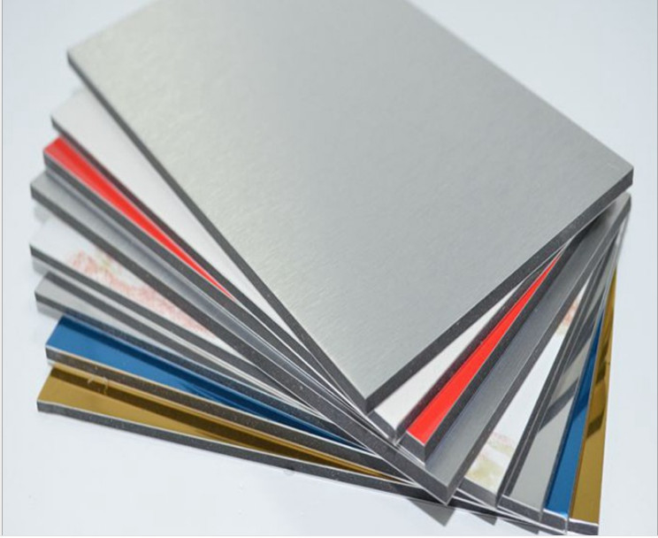 Precio competitivo Panel compuesto de aluminio de alucobond 4 * 8 pies tamaño para interiores y exteriores