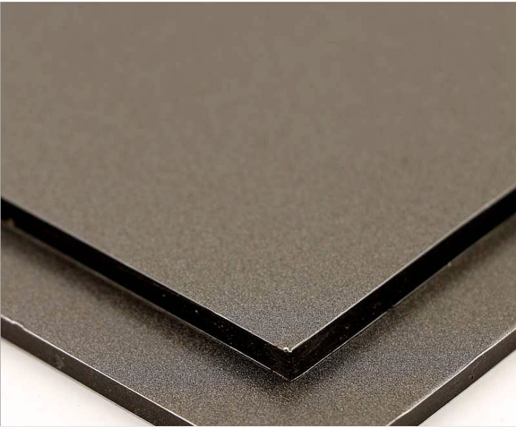 Panel compuesto de aluminio de alto brillo que protege su superficie con recubrimiento de nano-PVDF y pintura autolimpiante