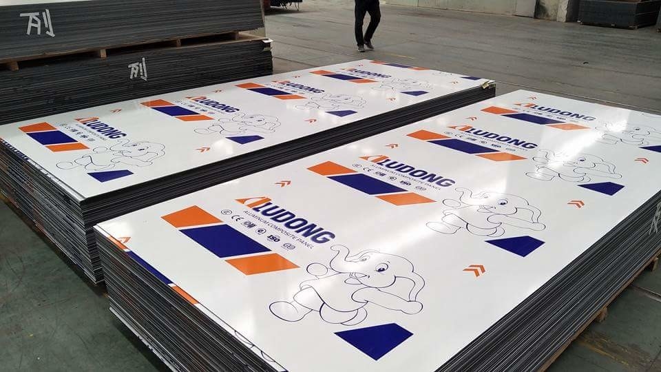 Panel de aluminio compuesto Espejo de alto brillo 6000mm Largo núcleo de polietileno 3-6mm