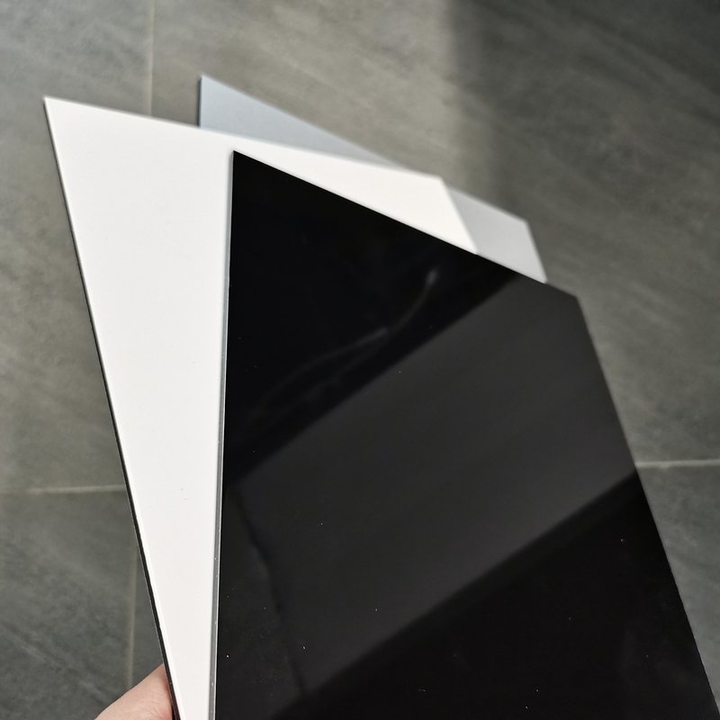 Más del 5% de alargamiento Panel compuesto de aluminio PVDF 1220mm-1570mm Ancho Material del núcleo PE