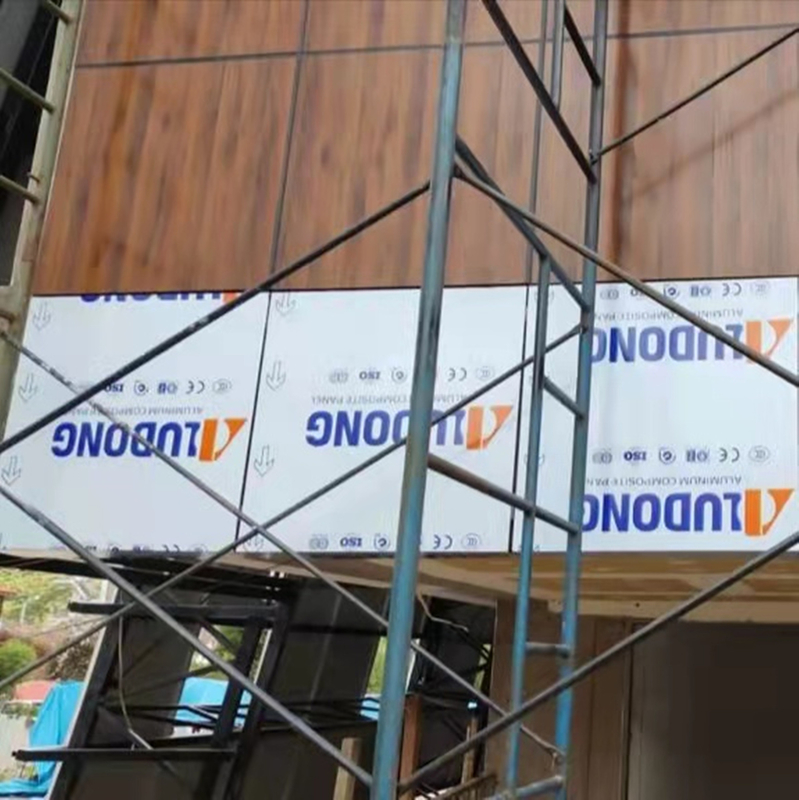Tamaños y colores versátiles disponibles para paneles compuestos de aluminio de madera con laminado de película PVDF