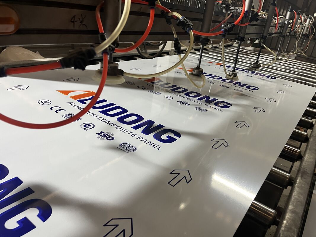 Panel compuesto de aluminio ignífugo de grado FR B1 de 4*0,40 mm para centros comerciales, hoteles, estaciones de tren, etc.