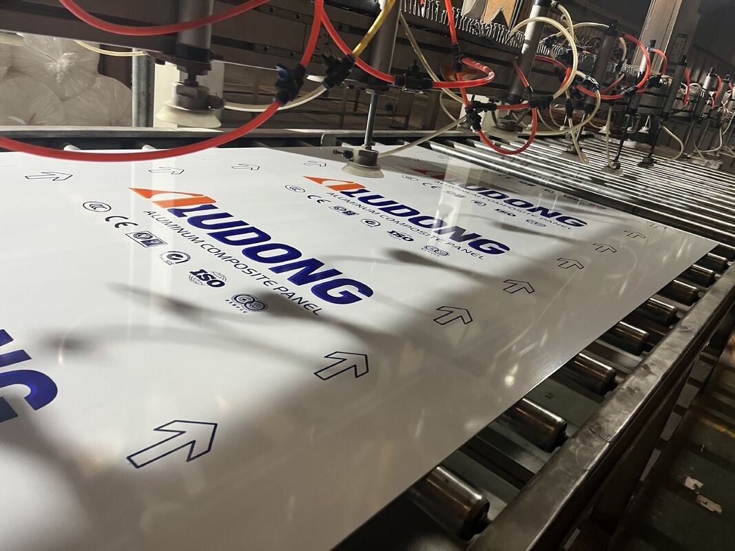 Panel compuesto de aluminio ignífugo de grado FR B1 de 4*0,40 mm para centros comerciales, hoteles, estaciones de tren, etc.