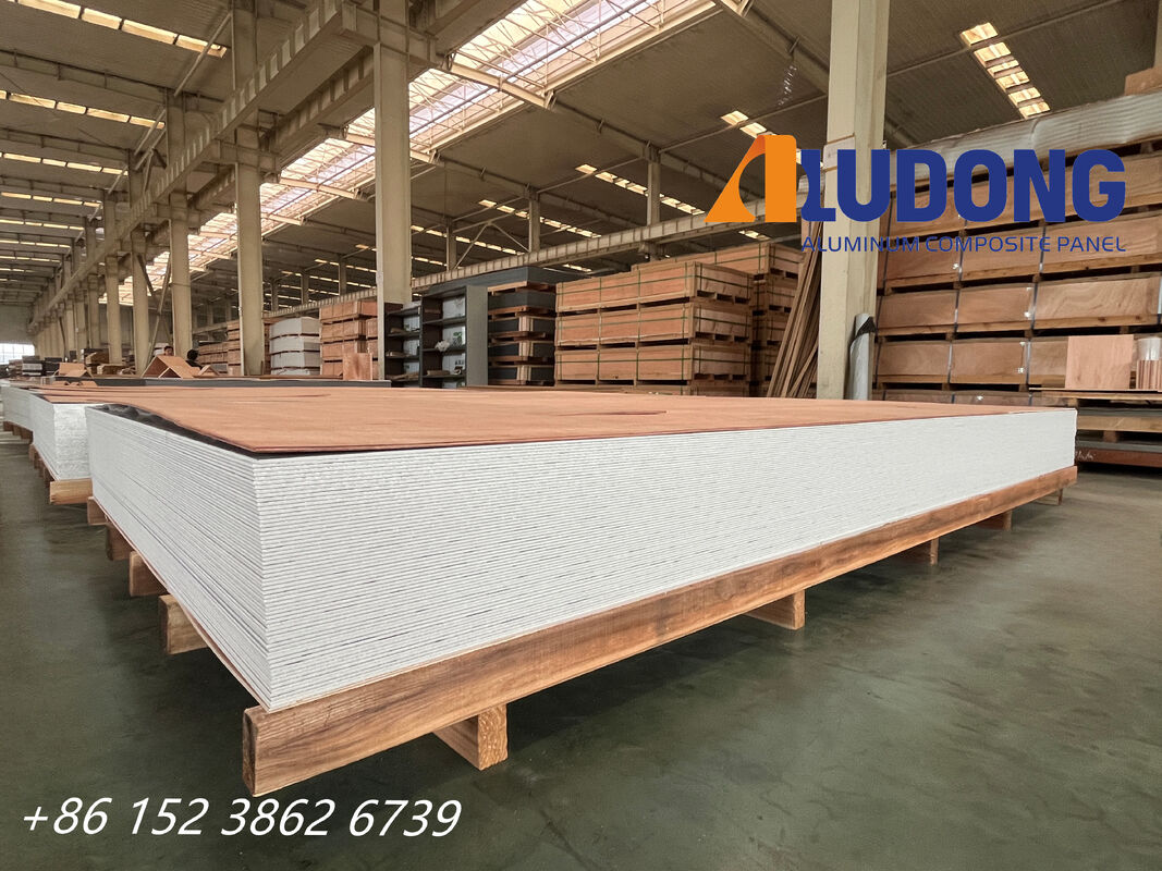FR Grado B1 Panel de aluminio compuesto impermeable revestido con PVDF de espesor de 4 mm para edificios