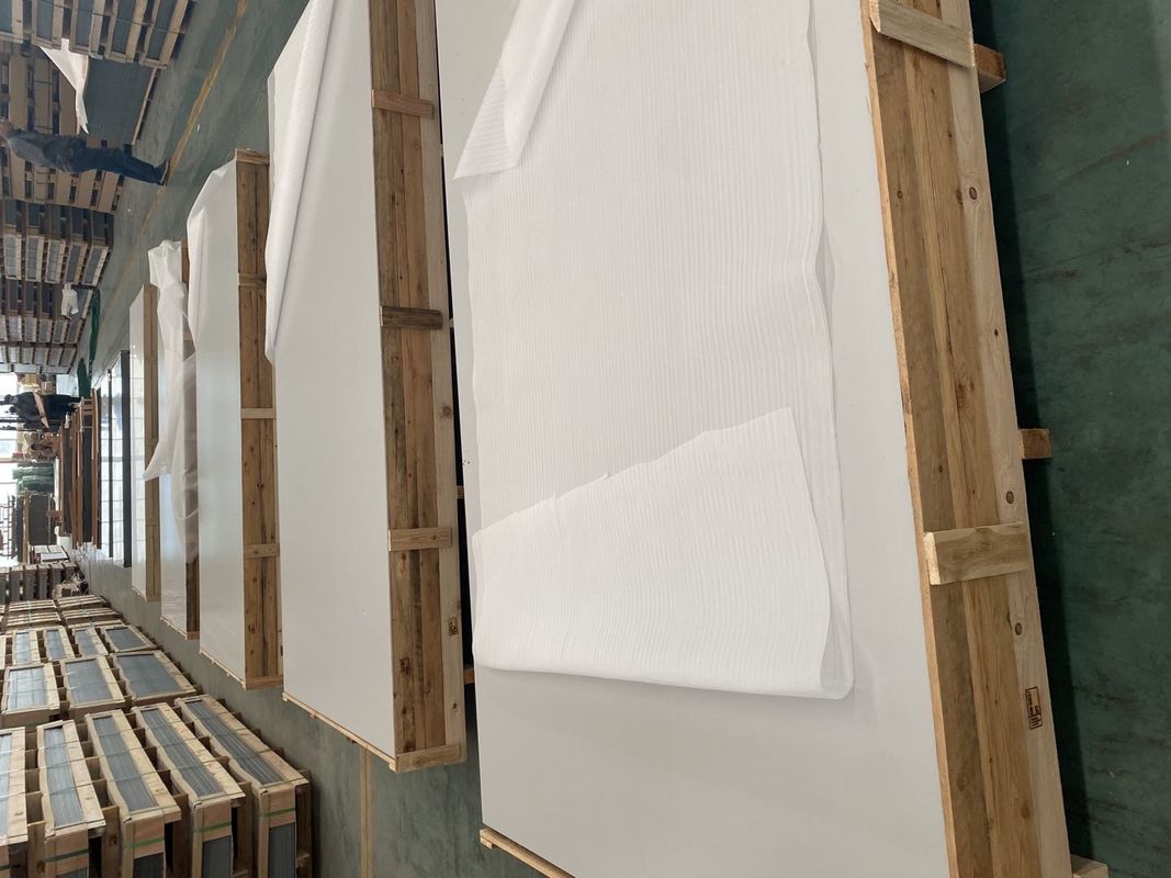 Panel compuesto de aluminio PVDF de construcción contemporánea Alta dureza y fácil mantenimiento para una protección duradera