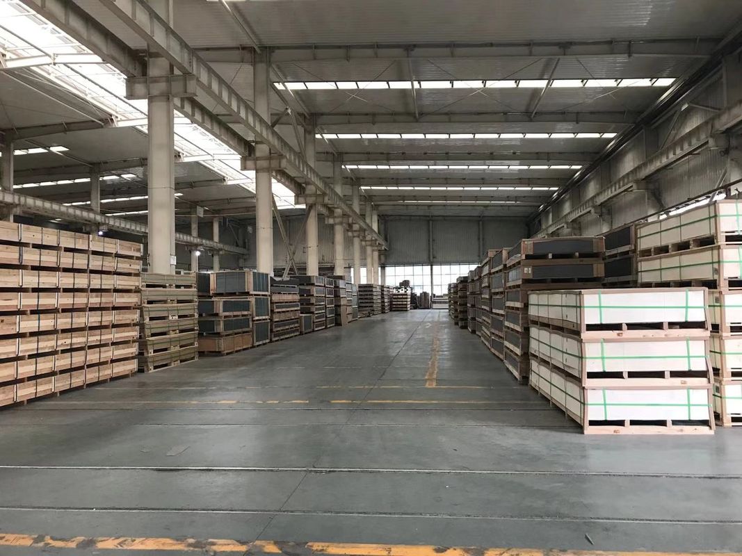 Panel compuesto de aluminio PVDF de construcción contemporánea Alta dureza y fácil mantenimiento para una protección duradera