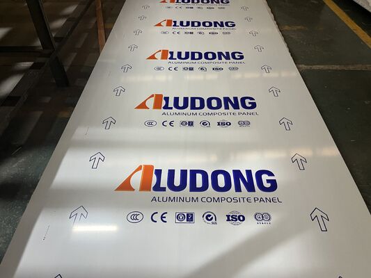 Panel compuesto de aluminio ignífugo de grado FR B1 de 4*0,40 mm para centros comerciales, hoteles, estaciones de tren, etc.