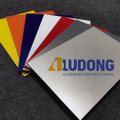 el panel compuesto de aluminio de 4m m PVDF para la fachada exterior, revestimiento constructivo