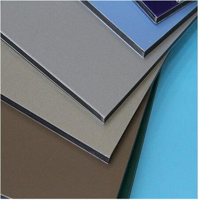 Panel compuesto de aluminio de revestimiento PVDF de 25um-30um para fachadas de edificios modernas y elegantes